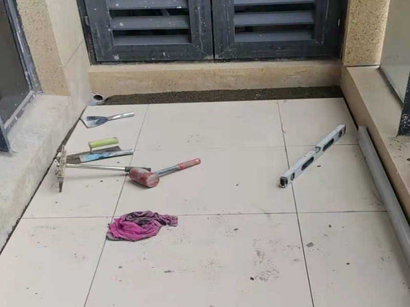 地磚鋪貼施工：干鋪法是將沙子和水泥按照3：1的比例混合后兌少量的水，使水泥和沙子混合到可以用手攥成團的黏稠度，將混合好的沙子水泥鋪在地面上，用一個平板把表面摸平。在瓷磚背面抹上黏稠度非常高的水泥，把瓷磚放到地面上，用橡皮錘敲實就完成了,主要用于地面瓷磚的鋪裝。 濕鋪法，是將沙子和水泥按照2：1的比例混合后兌水和好，水的量要多一些，使沙子和水泥的黏稠度高一些，然后涂抹到用水浸泡好的瓷磚背面貼到墻面上，濕鋪發(fā)主要應(yīng)用與墻面。