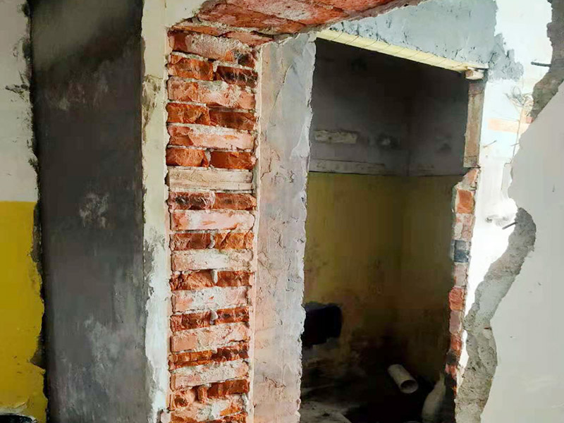 開門洞陽臺貼磚：確定好新門洞的尺寸和位置，用墨斗在墻面彈線標(biāo)明清楚，這樣在拆改中才能掌握分寸；先拆出門洞上面梁的位置，放置好預(yù)制的水泥混凝土橫梁，或者角鋼加固，保證施工的安全。最后用機(jī)器切割或其他方法對墻體進(jìn)行拆除。