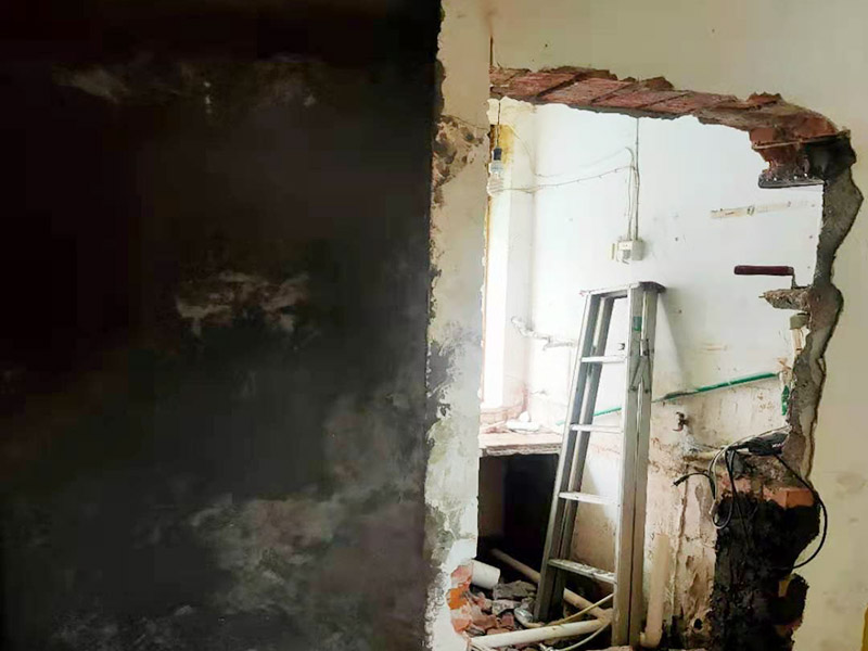 開門洞陽臺貼磚：確定好新門洞的尺寸和位置，用墨斗在墻面彈線標(biāo)明清楚，這樣在拆改中才能掌握分寸；先拆出門洞上面梁的位置，放置好預(yù)制的水泥混凝土橫梁，或者角鋼加固，保證施工的安全。最后用機(jī)器切割或其他方法對墻體進(jìn)行拆除。