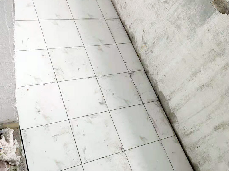 開門洞陽臺貼磚：確定好新門洞的尺寸和位置，用墨斗在墻面彈線標(biāo)明清楚，這樣在拆改中才能掌握分寸；先拆出門洞上面梁的位置，放置好預(yù)制的水泥混凝土橫梁，或者角鋼加固，保證施工的安全。最后用機(jī)器切割或其他方法對墻體進(jìn)行拆除。