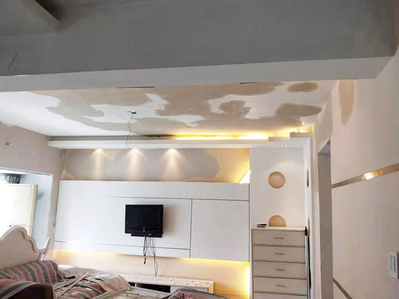 客廳天花板翻新：墻面有細(xì)小的白色粉末，表示墻內(nèi)的鹽分在水泥的干燥過(guò)程中被&ldquo;析出&rdquo;，此時(shí)，可用尼龍刷或鐵刷將其刷除，觀察幾天后，確定不再有白色粉末析出，且待水泥墻面干燥磨平，便可上漆。若水泥墻表面白色粉末多且不斷析出，將其清理后，可先上一道墻面底漆，預(yù)防日后鹽分侵蝕，形成壁癌;也不要在三個(gè)月內(nèi)使用油性涂料或不透水的壁紙涂刷或裝修。以批土刀將批土填平凹洞裂縫，等到完全干燥后，再用砂紙磨平。底漆涂料是專門(mén)用于墻面不需特別處理的壁面，至于有問(wèn)題的壁面就必須先針對(duì)其問(wèn)題，選擇特殊且專治此特殊問(wèn)題的&ldquo;底漆&rdquo;。