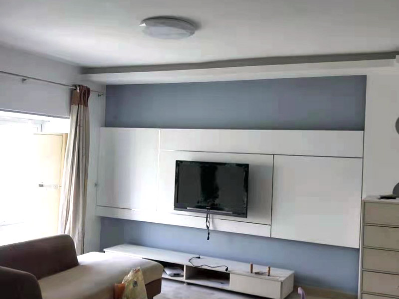 客廳天花板翻新：墻面有細(xì)小的白色粉末，表示墻內(nèi)的鹽分在水泥的干燥過(guò)程中被&ldquo;析出&rdquo;，此時(shí)，可用尼龍刷或鐵刷將其刷除，觀察幾天后，確定不再有白色粉末析出，且待水泥墻面干燥磨平，便可上漆。若水泥墻表面白色粉末多且不斷析出，將其清理后，可先上一道墻面底漆，預(yù)防日后鹽分侵蝕，形成壁癌;也不要在三個(gè)月內(nèi)使用油性涂料或不透水的壁紙涂刷或裝修。以批土刀將批土填平凹洞裂縫，等到完全干燥后，再用砂紙磨平。底漆涂料是專門(mén)用于墻面不需特別處理的壁面，至于有問(wèn)題的壁面就必須先針對(duì)其問(wèn)題，選擇特殊且專治此特殊問(wèn)題的&ldquo;底漆&rdquo;。