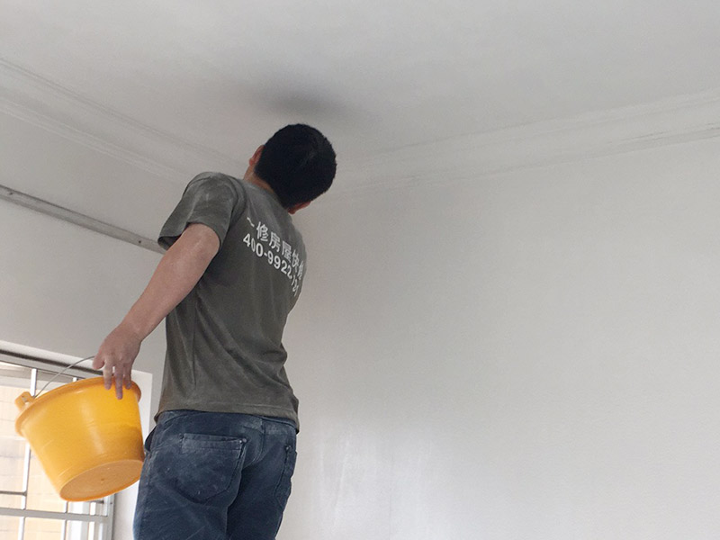 墻角刷漆施工：對(duì)門(mén)、窗框、家具與涂料連接處，粘貼分色紙保護(hù)。做好的木柜、隔板等家具要用報(bào)紙將其封起，以免油漆滴落弄臟家具。調(diào)色有顏色要求的墻面，事先應(yīng)準(zhǔn)確計(jì)算面積，一次將所用料調(diào)配均勻。一般用滾筒刷上漆后，需用筆刷對(duì)墻邊和墻角漏刷的地方進(jìn)行補(bǔ)漆，特別是墻壁與角線、木柜、隔板等的接縫位置和墻壁的轉(zhuǎn)角處。帶墻面油漆干后，用砂紙對(duì)墻面進(jìn)行打磨，以減少墻面刷痕，使墻面更加光滑。在打磨時(shí)候注意要不時(shí)用手來(lái)感受墻面的光滑度，以便判斷哪里需要打磨，而且打磨力度要適中，范圍要廣。