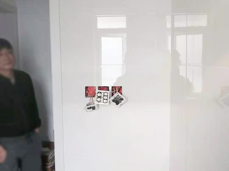 墻面瓷磚鋪貼：（1）基層處理：將塵土、雜物徹底清掃干凈，不得有空鼓、開裂及起砂等缺陷。 （2）彈線：施工前在墻體四周彈出標(biāo)高控制線，在地面彈出十字線，以控制地磚分隔尺寸。 （3）預(yù)鋪：首先應(yīng)在圖紙?jiān)O(shè)計(jì)要求的基礎(chǔ)上，對(duì)地磚的色彩、紋理、表面平整等進(jìn)行嚴(yán)格的挑選，然后按照?qǐng)D紙要求預(yù)鋪。對(duì)于預(yù)鋪中可能出現(xiàn)的尺寸、色彩、紋理誤差等進(jìn)行調(diào)整、交換，直至達(dá)到最佳效果，按鋪貼順利堆放整齊備用。 （4）鋪貼：鋪設(shè)選用1：3干硬性水泥砂漿，砂漿厚度25mm左右。鋪貼前將地磚背面濕潤(rùn)，需正面干燥為宜。把地磚按照要求放在水泥砂漿上，用橡皮錘輕敲地磚飾面直至密實(shí)平整達(dá)到要求。 （5）勾縫：地磚鋪完后24h進(jìn)行清理勾縫，勾縫前應(yīng)先將地磚縫隙內(nèi)雜質(zhì)擦凈，用專用填縫劑勾縫。 （6）清理：施工過(guò)程中隨干隨清，完工后(一般宜在24h之后)再用棉紗等物對(duì)地磚表面進(jìn)行清理。