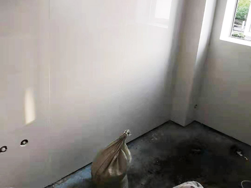 墻面瓷磚鋪貼：（1）基層處理：將塵土、雜物徹底清掃干凈，不得有空鼓、開裂及起砂等缺陷。 （2）彈線：施工前在墻體四周彈出標(biāo)高控制線，在地面彈出十字線，以控制地磚分隔尺寸。 （3）預(yù)鋪：首先應(yīng)在圖紙?jiān)O(shè)計(jì)要求的基礎(chǔ)上，對(duì)地磚的色彩、紋理、表面平整等進(jìn)行嚴(yán)格的挑選，然后按照?qǐng)D紙要求預(yù)鋪。對(duì)于預(yù)鋪中可能出現(xiàn)的尺寸、色彩、紋理誤差等進(jìn)行調(diào)整、交換，直至達(dá)到最佳效果，按鋪貼順利堆放整齊備用。 （4）鋪貼：鋪設(shè)選用1：3干硬性水泥砂漿，砂漿厚度25mm左右。鋪貼前將地磚背面濕潤(rùn)，需正面干燥為宜。把地磚按照要求放在水泥砂漿上，用橡皮錘輕敲地磚飾面直至密實(shí)平整達(dá)到要求。 （5）勾縫：地磚鋪完后24h進(jìn)行清理勾縫，勾縫前應(yīng)先將地磚縫隙內(nèi)雜質(zhì)擦凈，用專用填縫劑勾縫。 （6）清理：施工過(guò)程中隨干隨清，完工后(一般宜在24h之后)再用棉紗等物對(duì)地磚表面進(jìn)行清理。