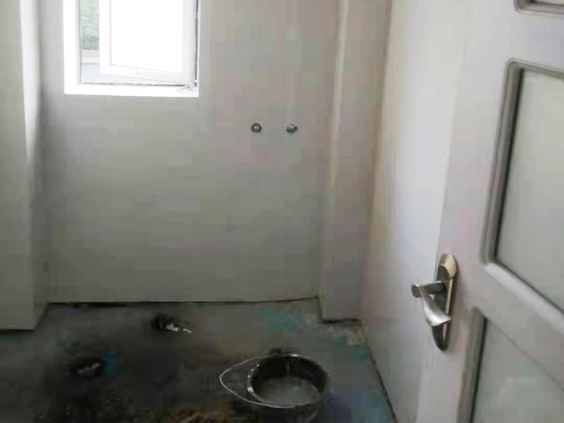 墻面瓷磚鋪貼：（1）基層處理：將塵土、雜物徹底清掃干凈，不得有空鼓、開裂及起砂等缺陷。 （2）彈線：施工前在墻體四周彈出標(biāo)高控制線，在地面彈出十字線，以控制地磚分隔尺寸。 （3）預(yù)鋪：首先應(yīng)在圖紙?jiān)O(shè)計(jì)要求的基礎(chǔ)上，對(duì)地磚的色彩、紋理、表面平整等進(jìn)行嚴(yán)格的挑選，然后按照?qǐng)D紙要求預(yù)鋪。對(duì)于預(yù)鋪中可能出現(xiàn)的尺寸、色彩、紋理誤差等進(jìn)行調(diào)整、交換，直至達(dá)到最佳效果，按鋪貼順利堆放整齊備用。 （4）鋪貼：鋪設(shè)選用1：3干硬性水泥砂漿，砂漿厚度25mm左右。鋪貼前將地磚背面濕潤(rùn)，需正面干燥為宜。把地磚按照要求放在水泥砂漿上，用橡皮錘輕敲地磚飾面直至密實(shí)平整達(dá)到要求。 （5）勾縫：地磚鋪完后24h進(jìn)行清理勾縫，勾縫前應(yīng)先將地磚縫隙內(nèi)雜質(zhì)擦凈，用專用填縫劑勾縫。 （6）清理：施工過(guò)程中隨干隨清，完工后(一般宜在24h之后)再用棉紗等物對(duì)地磚表面進(jìn)行清理。