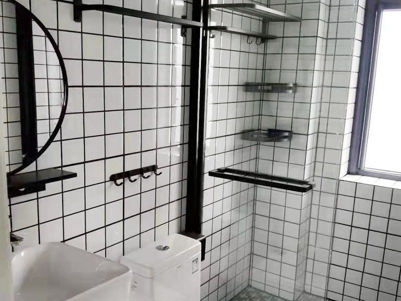 廚衛(wèi)翻新裝修：廚房是家中較為潮濕的區(qū)域，大家在翻新過(guò)程中難免會(huì)破壞到原有的防水層，防水效果也會(huì)受到影響。為了防止廚房滲水、漏水到樓下的情況，大家最好及時(shí)做好廚房防水層的增補(bǔ)，并且最好不要使用木質(zhì)地板或者革質(zhì)等防火性能不好材料。 老式的洗手間樣式都比較陳舊，墻面、地面也積蓄了不少難以清除的污漬，因此大家在翻新時(shí)，最好把原來(lái)的衛(wèi)生間墻磚或者地磚打掉，鋪設(shè)新磚，在這個(gè)過(guò)程，難免會(huì)迫害與原有的防水層，因此大家需要重做防水層。