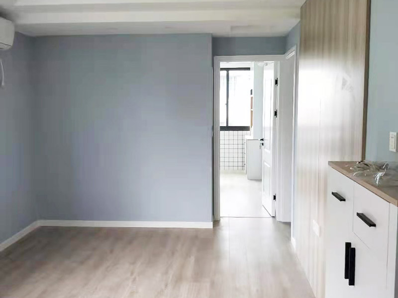 廚衛(wèi)翻新裝修：廚房是家中較為潮濕的區(qū)域，大家在翻新過(guò)程中難免會(huì)破壞到原有的防水層，防水效果也會(huì)受到影響。為了防止廚房滲水、漏水到樓下的情況，大家最好及時(shí)做好廚房防水層的增補(bǔ)，并且最好不要使用木質(zhì)地板或者革質(zhì)等防火性能不好材料。 老式的洗手間樣式都比較陳舊，墻面、地面也積蓄了不少難以清除的污漬，因此大家在翻新時(shí)，最好把原來(lái)的衛(wèi)生間墻磚或者地磚打掉，鋪設(shè)新磚，在這個(gè)過(guò)程，難免會(huì)迫害與原有的防水層，因此大家需要重做防水層。