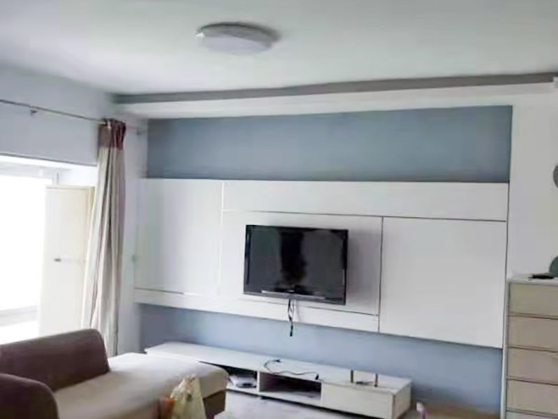 廚衛(wèi)翻新裝修：廚房是家中較為潮濕的區(qū)域，大家在翻新過(guò)程中難免會(huì)破壞到原有的防水層，防水效果也會(huì)受到影響。為了防止廚房滲水、漏水到樓下的情況，大家最好及時(shí)做好廚房防水層的增補(bǔ)，并且最好不要使用木質(zhì)地板或者革質(zhì)等防火性能不好材料。 老式的洗手間樣式都比較陳舊，墻面、地面也積蓄了不少難以清除的污漬，因此大家在翻新時(shí)，最好把原來(lái)的衛(wèi)生間墻磚或者地磚打掉，鋪設(shè)新磚，在這個(gè)過(guò)程，難免會(huì)迫害與原有的防水層，因此大家需要重做防水層。