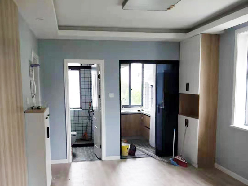 廚衛(wèi)翻新裝修：廚房是家中較為潮濕的區(qū)域，大家在翻新過(guò)程中難免會(huì)破壞到原有的防水層，防水效果也會(huì)受到影響。為了防止廚房滲水、漏水到樓下的情況，大家最好及時(shí)做好廚房防水層的增補(bǔ)，并且最好不要使用木質(zhì)地板或者革質(zhì)等防火性能不好材料。 老式的洗手間樣式都比較陳舊，墻面、地面也積蓄了不少難以清除的污漬，因此大家在翻新時(shí)，最好把原來(lái)的衛(wèi)生間墻磚或者地磚打掉，鋪設(shè)新磚，在這個(gè)過(guò)程，難免會(huì)迫害與原有的防水層，因此大家需要重做防水層。