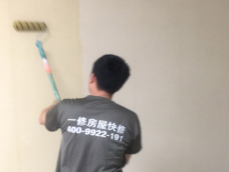 撕墻紙刷乳膠漆：1、首先，需要將壁紙清除干凈，弄濕了會更好撕下來。撕壞了也沒關(guān)系，反正壁紙是不要了的。只要保證墻面上干凈就OK。 2、然后，需要對墻面基層進(jìn)行打磨的。 3、如果拆完壁紙以后你發(fā)現(xiàn)基層并不平整的話，是需要進(jìn)行膩子找平工作的；建議至少做一遍。 4、然后就是底漆和面漆的施工了。