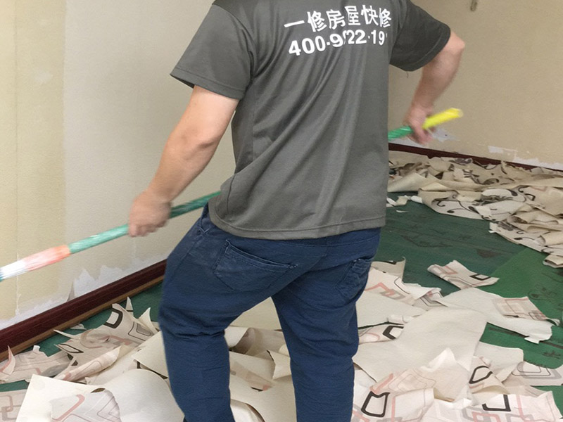 撕墻紙刷乳膠漆：1、首先，需要將壁紙清除干凈，弄濕了會更好撕下來。撕壞了也沒關(guān)系，反正壁紙是不要了的。只要保證墻面上干凈就OK。 2、然后，需要對墻面基層進(jìn)行打磨的。 3、如果拆完壁紙以后你發(fā)現(xiàn)基層并不平整的話，是需要進(jìn)行膩子找平工作的；建議至少做一遍。 4、然后就是底漆和面漆的施工了。