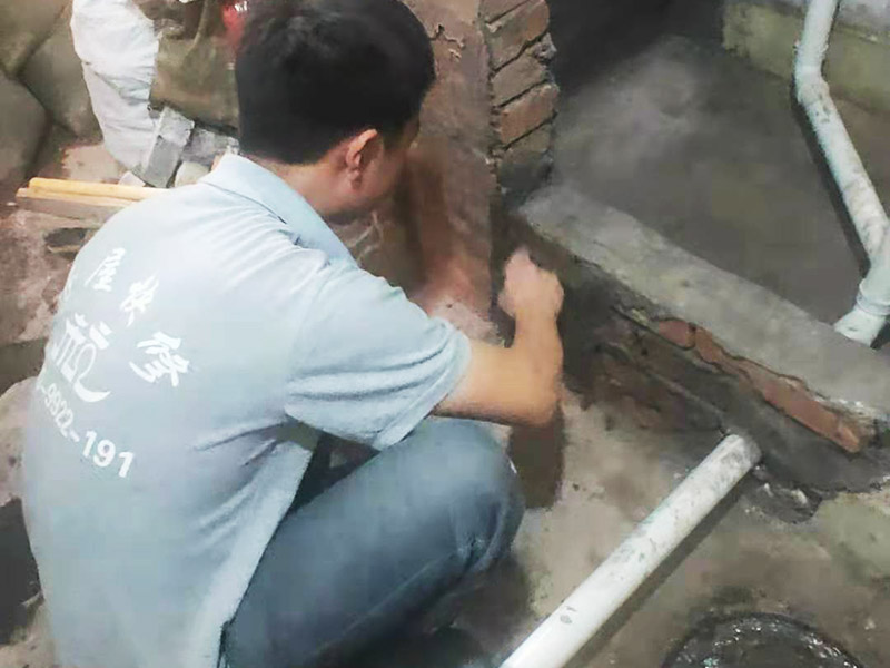 下水管周邊刷防水：1、首先，在已經(jīng)開好槽的地面清理完水泥塊及水泥灰塵，用水沖洗干凈，晾干大約一到兩天后檢查干燥沒問題的情況下刷防滲漏膠水，一般刷3遍。 2、接著放入水管，水管接口處刷好防水膠，多刷幾遍，完成后晾干； 3、檢查水管晾干后做水壓試驗(yàn)，保證沒有漏水情況下，覆蓋水泥及地磚； 4、以上步驟完成后等待晾干，清理干凈，然后在地板縫隙處刷防滲漏膠水，特別在地漏及墻壁接縫處，馬桶安裝縫隙處，一般至少刷3遍以上，完全晾干后開始使用。