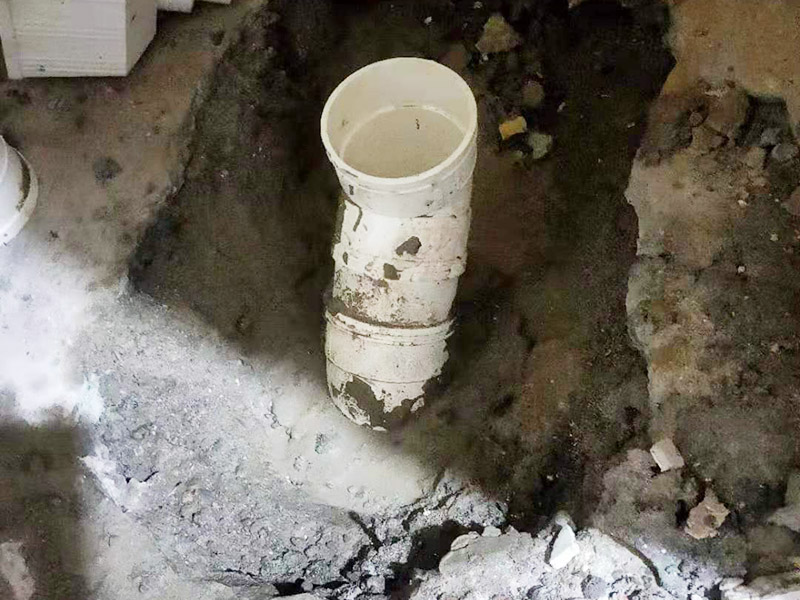 下水管周邊刷防水：1、首先，在已經(jīng)開好槽的地面清理完水泥塊及水泥灰塵，用水沖洗干凈，晾干大約一到兩天后檢查干燥沒問題的情況下刷防滲漏膠水，一般刷3遍。 2、接著放入水管，水管接口處刷好防水膠，多刷幾遍，完成后晾干； 3、檢查水管晾干后做水壓試驗(yàn)，保證沒有漏水情況下，覆蓋水泥及地磚； 4、以上步驟完成后等待晾干，清理干凈，然后在地板縫隙處刷防滲漏膠水，特別在地漏及墻壁接縫處，馬桶安裝縫隙處，一般至少刷3遍以上，完全晾干后開始使用。