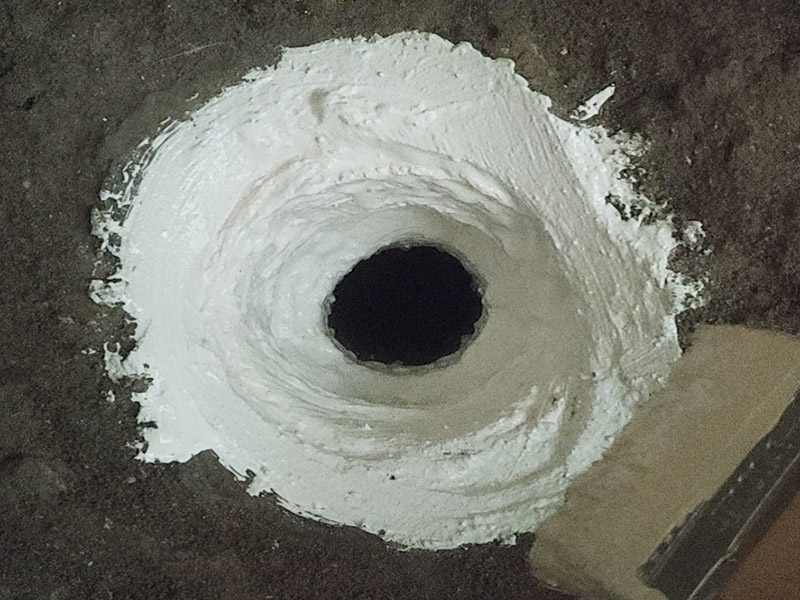 下水管周邊刷防水：1、首先，在已經(jīng)開好槽的地面清理完水泥塊及水泥灰塵，用水沖洗干凈，晾干大約一到兩天后檢查干燥沒問題的情況下刷防滲漏膠水，一般刷3遍。 2、接著放入水管，水管接口處刷好防水膠，多刷幾遍，完成后晾干； 3、檢查水管晾干后做水壓試驗(yàn)，保證沒有漏水情況下，覆蓋水泥及地磚； 4、以上步驟完成后等待晾干，清理干凈，然后在地板縫隙處刷防滲漏膠水，特別在地漏及墻壁接縫處，馬桶安裝縫隙處，一般至少刷3遍以上，完全晾干后開始使用。