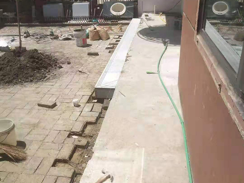 陽臺地磚鋪貼施工:先將選購的地磚清理干凈，并浸泡2小時以上。浸泡是為了讓地磚充分的吸足水分，以免在鋪貼完成后吸取材料中的水分，造成粘著劑水分不足，影響粘著牢固度， 從而引起空鼓、脫落的情況。地磚在充分浸水后和開始鋪貼前需要從水中取出并擦去表面水分，以便進行鋪貼。 地磚的鋪貼一般按照由門窗邊(或陽臺)開始，從上到下，由左及右的順序行進。具體的鋪貼方法為：先用水潤曾找平層，用鏟子將泥砂漿(或其它粘著劑)抹在瓷磚背面，再將地磚貼在墻面，再用鏟柄或橡膠錘輕敲地磚，使泥砂漿充滿墻面與地磚之間的空間。