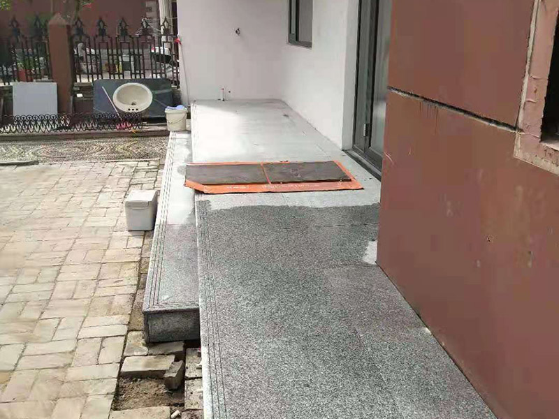 陽臺地磚鋪貼施工:先將選購的地磚清理干凈，并浸泡2小時以上。浸泡是為了讓地磚充分的吸足水分，以免在鋪貼完成后吸取材料中的水分，造成粘著劑水分不足，影響粘著牢固度， 從而引起空鼓、脫落的情況。地磚在充分浸水后和開始鋪貼前需要從水中取出并擦去表面水分，以便進行鋪貼。 地磚的鋪貼一般按照由門窗邊(或陽臺)開始，從上到下，由左及右的順序行進。具體的鋪貼方法為：先用水潤曾找平層，用鏟子將泥砂漿(或其它粘著劑)抹在瓷磚背面，再將地磚貼在墻面，再用鏟柄或橡膠錘輕敲地磚，使泥砂漿充滿墻面與地磚之間的空間。