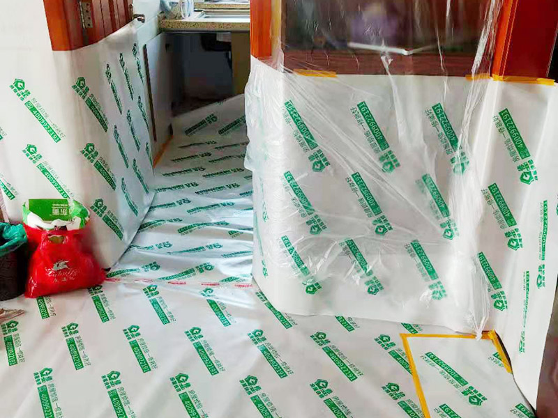 全屋成品保護(hù)裝修：入戶門及電梯過道的保護(hù)：各種裝修物料的進(jìn)場以及各種建筑裝修垃圾的清理，都會經(jīng)過入戶門，這些物品在搬運(yùn)的過程中，難免會和入戶門發(fā)生磕碰，造成入戶門的磕碰劃傷，所以，第一個需要做好成品保護(hù)的地方就是入戶門。 做法：在裝修開工前直到家具進(jìn)場期間，都需要對入戶門進(jìn)行保護(hù)！可以使用成品保護(hù)膜將門包裹。 木工成品的保護(hù)：在進(jìn)行木門、櫥柜、家具等的相關(guān)的安裝或組裝的過程中，成品保護(hù)主要體現(xiàn)在兩個方面：一是原有的墻面、地面裝飾的保護(hù)，盡量避免因為這些安裝工程對已裝的部分造成破壞；二是安裝的物品本身的保護(hù)，注意不要在安裝過程中造成磕碰、劃傷等損傷。 地磚形象保護(hù)：地面瓷磚鋪貼完后，用成品保護(hù)膜覆蓋磚面，既可以防止裝修時的沙子磨傷地面，同時也能有效地防止油漆涂料等有色液體滴落磚面，造成地面污染。