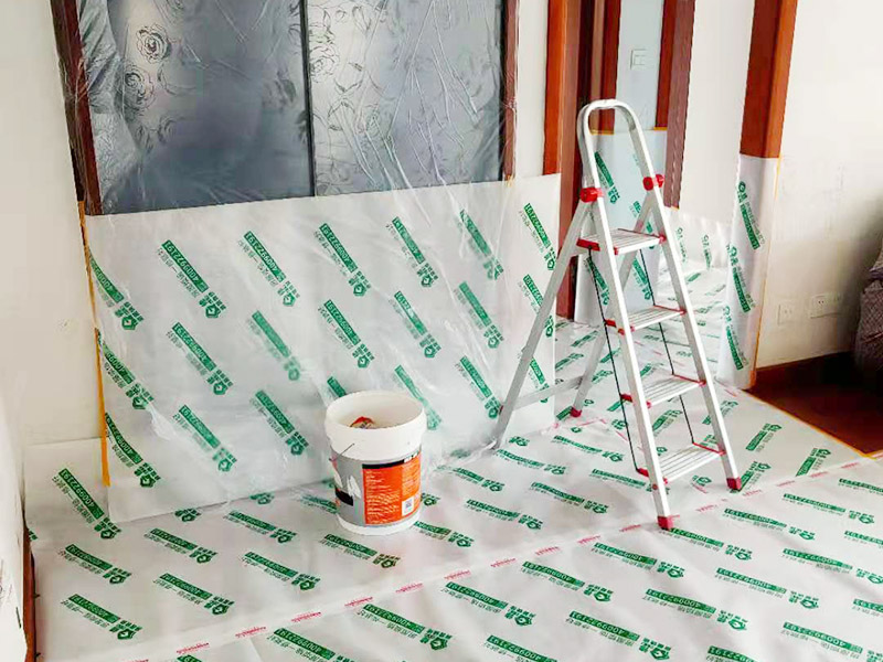 全屋成品保護(hù)裝修：入戶門及電梯過道的保護(hù)：各種裝修物料的進(jìn)場以及各種建筑裝修垃圾的清理，都會經(jīng)過入戶門，這些物品在搬運(yùn)的過程中，難免會和入戶門發(fā)生磕碰，造成入戶門的磕碰劃傷，所以，第一個需要做好成品保護(hù)的地方就是入戶門。 做法：在裝修開工前直到家具進(jìn)場期間，都需要對入戶門進(jìn)行保護(hù)！可以使用成品保護(hù)膜將門包裹。 木工成品的保護(hù)：在進(jìn)行木門、櫥柜、家具等的相關(guān)的安裝或組裝的過程中，成品保護(hù)主要體現(xiàn)在兩個方面：一是原有的墻面、地面裝飾的保護(hù)，盡量避免因為這些安裝工程對已裝的部分造成破壞；二是安裝的物品本身的保護(hù)，注意不要在安裝過程中造成磕碰、劃傷等損傷。 地磚形象保護(hù)：地面瓷磚鋪貼完后，用成品保護(hù)膜覆蓋磚面，既可以防止裝修時的沙子磨傷地面，同時也能有效地防止油漆涂料等有色液體滴落磚面，造成地面污染。