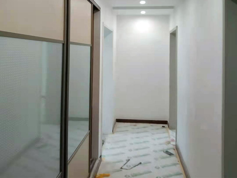 地面保護(hù)陽臺改造：陽臺裝修，防水是重中之重，特別是在多雨季節(jié)，經(jīng)常看到朋友的陽臺與客廳之間的墻面，地板有滲水的痕跡。所以，在陽臺鋪地板前，要用防水材料在墻面與地板上做防水層，防水層干了之后才能鋪設(shè)陽臺地板，有推拉門的陽臺做好防水框防水，有用到玻璃窗封陽臺的話，需要將窗底部與陽臺臺面間使用發(fā)泡劑填滿，再用硅膠固定，這樣就能夠防止水滲透。