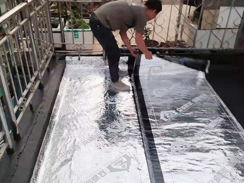 房屋局部改造：衛(wèi)生間改造中水電的改造尤為重要且需要最早開始著手，由于會(huì)涉及到浴霸采暖、燈光的線路走向、水管的入墻等問(wèn)題，所以在改造之前需制定一個(gè)詳細(xì)的水電走向設(shè)計(jì)，從而提高安全質(zhì)量以及滿足裝修業(yè)主們生活的需要。衛(wèi)生間內(nèi)的防水涂料是由地面延伸到墻面的，涂刷過(guò)程中精良的保證厚度均勻。還需要處理好地面和墻面交界處的各類管件的涂刷。待防水處理完全確定后，等待地面干透就可以做后續(xù)的工程了。