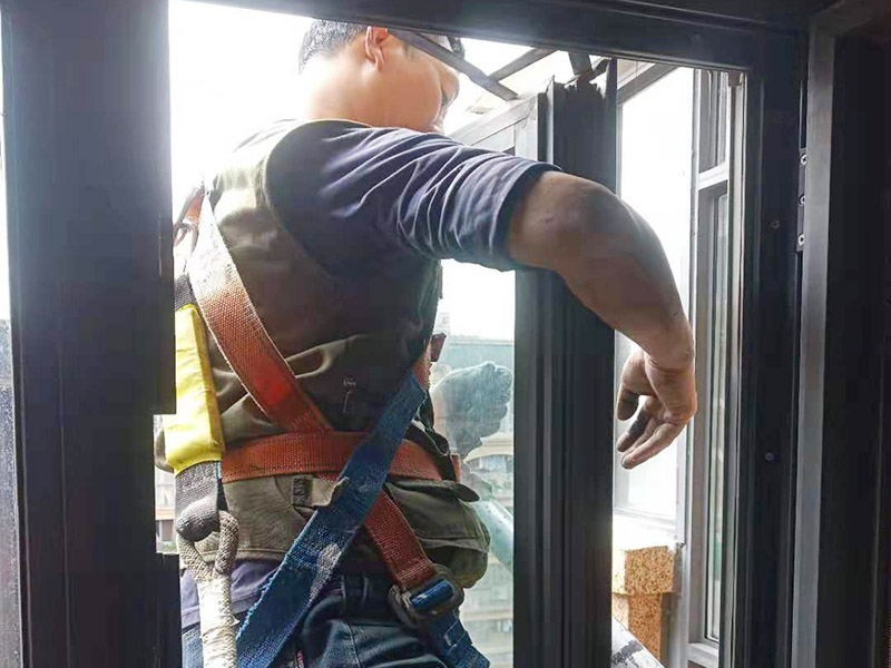 房屋局部改造：衛(wèi)生間改造中水電的改造尤為重要且需要最早開始著手，由于會(huì)涉及到浴霸采暖、燈光的線路走向、水管的入墻等問(wèn)題，所以在改造之前需制定一個(gè)詳細(xì)的水電走向設(shè)計(jì)，從而提高安全質(zhì)量以及滿足裝修業(yè)主們生活的需要。衛(wèi)生間內(nèi)的防水涂料是由地面延伸到墻面的，涂刷過(guò)程中精良的保證厚度均勻。還需要處理好地面和墻面交界處的各類管件的涂刷。待防水處理完全確定后，等待地面干透就可以做后續(xù)的工程了。