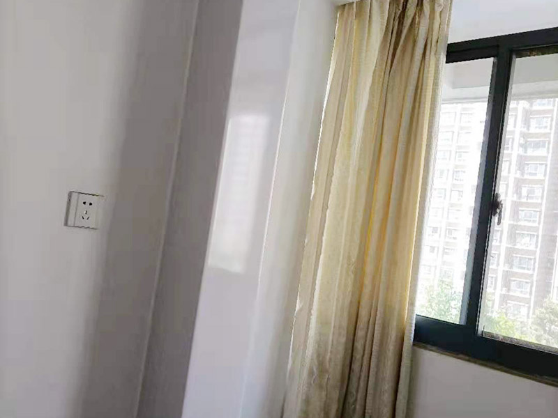 局部改造裝修：一是做好防水處理,由于大氣污染,雨水的成分已經(jīng)改變,雨、化學(xué)質(zhì)水等,對裝修材料是一個(gè)考驗(yàn),所以首先是做好防水處理工作;二是水管盡量不要用鋼鐵之類的管材,應(yīng)該用PC或其他能保持幾十年的管材;三是電線必須選擇比你現(xiàn)有的需求大3倍以上功率的電線,預(yù)備今后家庭擴(kuò)大和設(shè)備更新所需;四是電表也適當(dāng)大點(diǎn);五是門框盡量用堅(jiān)質(zhì)原木,少用實(shí)木之類好看不好用的材料,門板盡量少點(diǎn)花樣,家庭出入的門就是要純潔,自然,不要搞得五花八門;