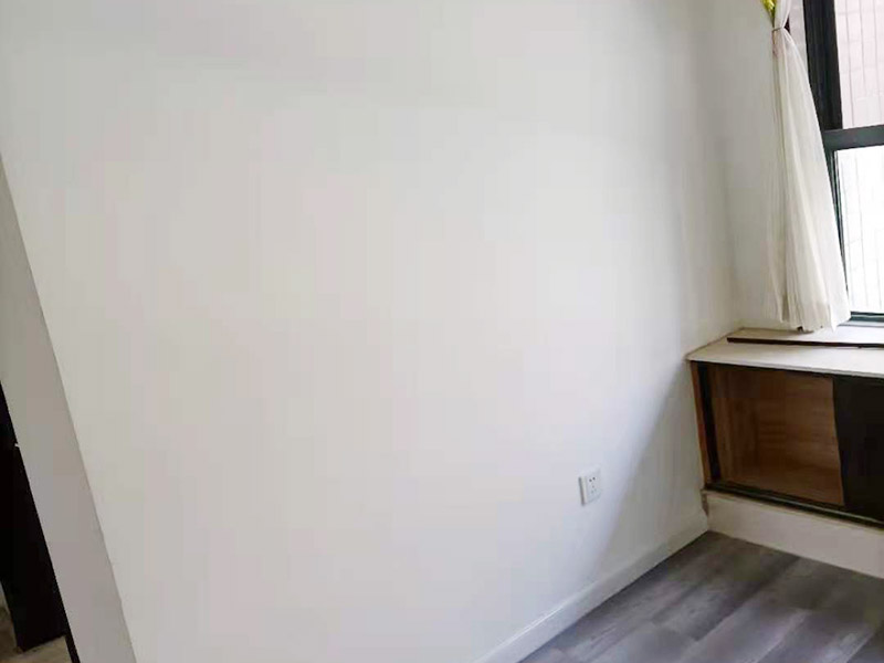 局部改造裝修：一是做好防水處理,由于大氣污染,雨水的成分已經(jīng)改變,雨、化學(xué)質(zhì)水等,對裝修材料是一個(gè)考驗(yàn),所以首先是做好防水處理工作;二是水管盡量不要用鋼鐵之類的管材,應(yīng)該用PC或其他能保持幾十年的管材;三是電線必須選擇比你現(xiàn)有的需求大3倍以上功率的電線,預(yù)備今后家庭擴(kuò)大和設(shè)備更新所需;四是電表也適當(dāng)大點(diǎn);五是門框盡量用堅(jiān)質(zhì)原木,少用實(shí)木之類好看不好用的材料,門板盡量少點(diǎn)花樣,家庭出入的門就是要純潔,自然,不要搞得五花八門;