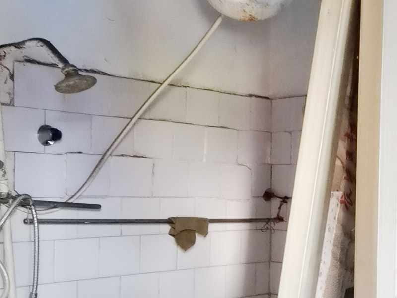 老房子拆除改造：首先切斷電路，然后再關(guān)閉排水得管道，撤出家具和手架外加燈具的拆除，然后拆除室內(nèi)額的一切門窗最后，進行地板剔除。拆除流程第一步是從天花板開始，由上至下進行拆除，注意我們在拆除的過程中可能會造成噪音和粉塵污染，所以，合理的安排是非常重要的。因此我們應(yīng)當(dāng)嚴(yán)格執(zhí)行工作的程序，拆除天花板之前，要把外窗封閉。以防噪音與粉塵出來，從而保護我們周圍的環(huán)境不被污染。