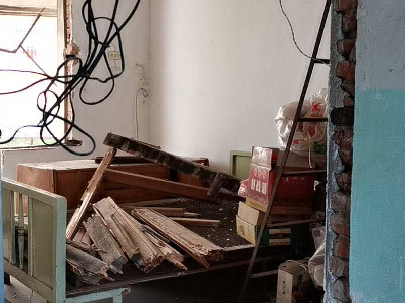 老房子拆除改造：首先切斷電路，然后再關(guān)閉排水得管道，撤出家具和手架外加燈具的拆除，然后拆除室內(nèi)額的一切門窗最后，進行地板剔除。拆除流程第一步是從天花板開始，由上至下進行拆除，注意我們在拆除的過程中可能會造成噪音和粉塵污染，所以，合理的安排是非常重要的。因此我們應(yīng)當(dāng)嚴(yán)格執(zhí)行工作的程序，拆除天花板之前，要把外窗封閉。以防噪音與粉塵出來，從而保護我們周圍的環(huán)境不被污染。