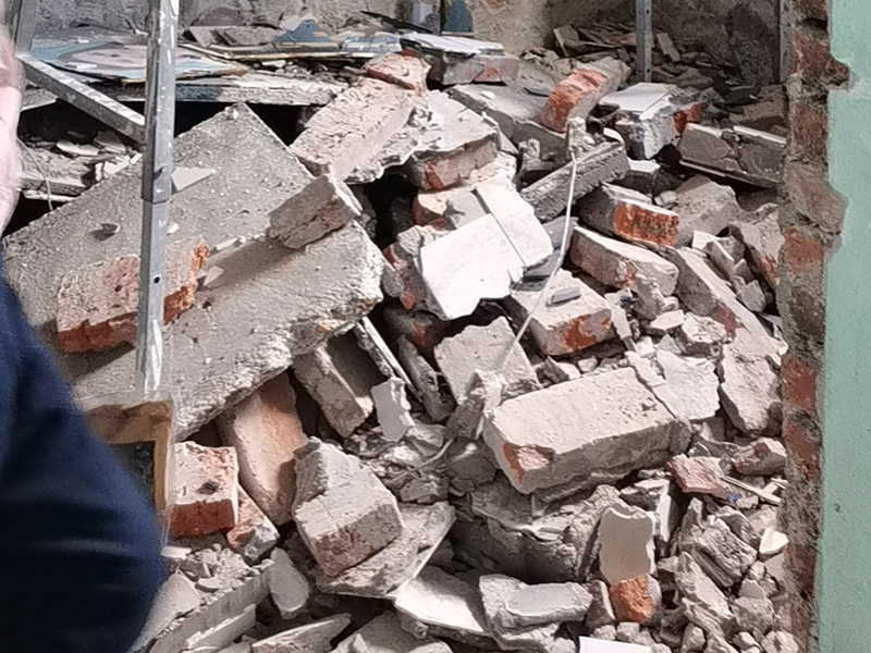 老房子拆除改造：首先切斷電路，然后再關(guān)閉排水得管道，撤出家具和手架外加燈具的拆除，然后拆除室內(nèi)額的一切門窗最后，進行地板剔除。拆除流程第一步是從天花板開始，由上至下進行拆除，注意我們在拆除的過程中可能會造成噪音和粉塵污染，所以，合理的安排是非常重要的。因此我們應(yīng)當(dāng)嚴(yán)格執(zhí)行工作的程序，拆除天花板之前，要把外窗封閉。以防噪音與粉塵出來，從而保護我們周圍的環(huán)境不被污染。