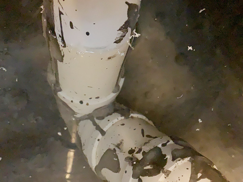 墻地面閉水試驗：1、等防水涂層徹底干透（一般為48小時）后，才可以進(jìn)行閉水實驗。 2、閉水實驗顧名思義就是要將水的排泄口堵死，檢查是否滲水。具體做法就是將所有下水管道堵塞住，門口處用雨水泥或膩子粉堆高，擋住外流的水。 3、準(zhǔn)備工作做好后，就要開始放水了，讓空間水積存3cm到5cm，然后對初始水位進(jìn)行標(biāo)記。 4、水放好后，靜待24小時，然后觀察水位是否下降，樓下是否滲水。 若沒有滲水現(xiàn)象，說明地面防水做的很成功。 5、輕質(zhì)墻體須做淋水試驗，用水管在墻面自上而下不間斷噴淋3分鐘，4小時以后觀察墻體的另一側(cè)是否會出現(xiàn)滲透現(xiàn)象，如果無滲透可認(rèn)為防水施工驗收合格。