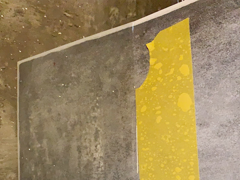 墻地面閉水試驗：1、等防水涂層徹底干透（一般為48小時）后，才可以進(jìn)行閉水實驗。 2、閉水實驗顧名思義就是要將水的排泄口堵死，檢查是否滲水。具體做法就是將所有下水管道堵塞住，門口處用雨水泥或膩子粉堆高，擋住外流的水。 3、準(zhǔn)備工作做好后，就要開始放水了，讓空間水積存3cm到5cm，然后對初始水位進(jìn)行標(biāo)記。 4、水放好后，靜待24小時，然后觀察水位是否下降，樓下是否滲水。 若沒有滲水現(xiàn)象，說明地面防水做的很成功。 5、輕質(zhì)墻體須做淋水試驗，用水管在墻面自上而下不間斷噴淋3分鐘，4小時以后觀察墻體的另一側(cè)是否會出現(xiàn)滲透現(xiàn)象，如果無滲透可認(rèn)為防水施工驗收合格。