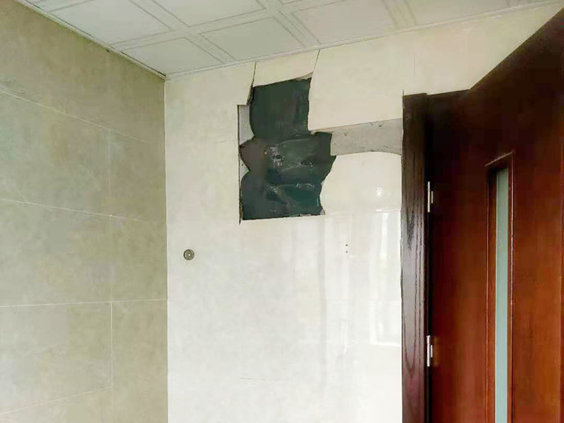 墻磚拆除修復(fù)：拆卸一般是從墻體的下方往上方敲，從瓷磚的邊緣往里面敲，還需要根據(jù)拆卸的位置選擇適當(dāng)?shù)那么u力度。敲磚是從墻體下方開始敲，從每塊瓷磚的邊緣開始敲。如果先敲上面的瓷磚，地面堆積瓷磚較多，擋住墻體下面的瓷磚，不利于拆卸。 另外，敲磚過程中，要不是對地面的瓷磚進行清理，以免瓷磚過多堆積，減慢施工進度以及造成施工意外。由于二手房的衛(wèi)浴在之前是做了一次防水的，因此在敲磚時必須注意防水層的處理，與屋主溝通好，防水層是否打掉。