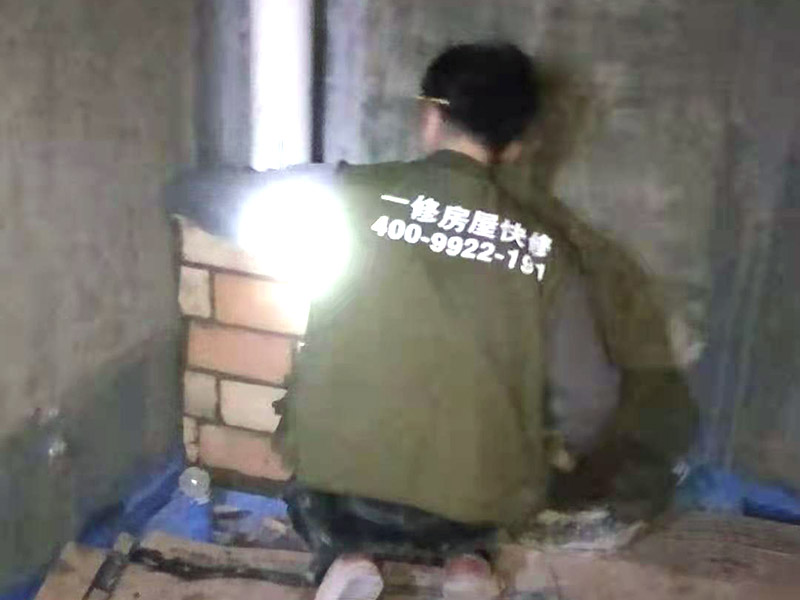 衛(wèi)生間包管貼磚：紅磚包管做法也較為常見，在家庭施工中也使用廣泛。它的施工較為簡單，我們只需將管道用紅磚砌筑并將其包圍，然后在紅磚的表面用水泥砂漿將其磨平，最后再貼上墻面磚即可。用紅磚進行包管可以有效的降低水管的使用噪音，同時它不容易出現(xiàn)變形、使用壽命長久。但紅磚包管也存在一些不足：紅磚占用的空間較大，在小衛(wèi)生間不是很適用。