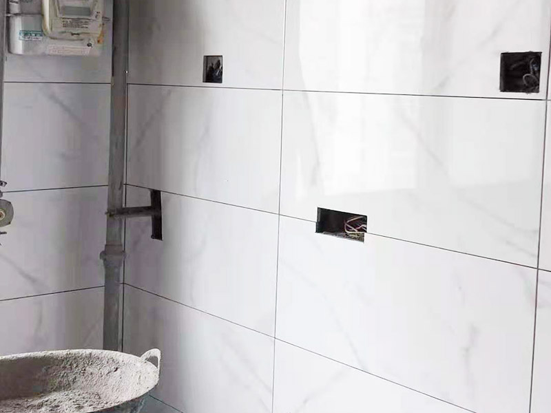 衛(wèi)生間包管貼磚：紅磚包管做法也較為常見，在家庭施工中也使用廣泛。它的施工較為簡單，我們只需將管道用紅磚砌筑并將其包圍，然后在紅磚的表面用水泥砂漿將其磨平，最后再貼上墻面磚即可。用紅磚進行包管可以有效的降低水管的使用噪音，同時它不容易出現(xiàn)變形、使用壽命長久。但紅磚包管也存在一些不足：紅磚占用的空間較大，在小衛(wèi)生間不是很適用。