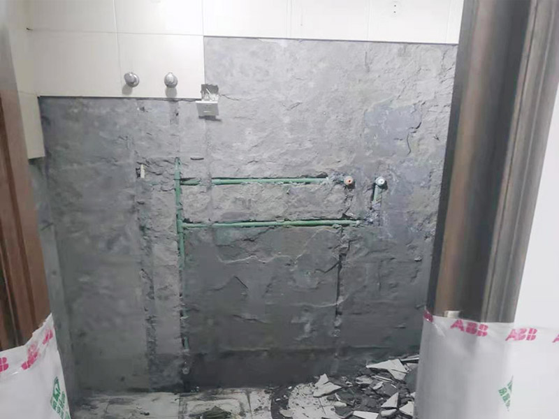 衛(wèi)生間墻埋線管找平：基層處理&rarr;找標(biāo)高、彈線&rarr;灑水濕潤&rarr;抹灰餅和標(biāo)筋&rarr;攪拌砂漿&rarr;刷水泥漿結(jié)合層&rarr;鋪水泥砂漿面層&rarr;木抹子搓平&rarr;鐵抹子壓第一遍&rarr;第二遍壓光&rarr;第三遍壓光&rarr;養(yǎng)護(hù)。  將基層上的灰塵掃掉，用鋼絲刷和鏨子刷凈、剔掉灰漿皮和灰渣層，用10%的火堿水溶液刷掉基層上的油污，并用清水及時(shí)將堿液沖凈。 根據(jù)墻上的 1000mm水平線，往下量測出面層標(biāo)高，并彈在墻上。 根據(jù)房間內(nèi)四周墻上彈的面層標(biāo)高水平線，確定面層抹灰厚度(不應(yīng)小于20mm),然后拉水平線開始抹灰餅(5cm*5cm)，橫豎間距為1.5―2.0米，灰餅上平面即為地面面層標(biāo)高。如果房間比較大，還須抹標(biāo)筋。鋪抹灰餅和標(biāo)筋的砂材料配合比均與抹地面的砂漿相同。水泥砂漿地面找平施工流程及工藝攪拌砂漿，用攪拌機(jī)進(jìn)行攪拌，顏須一致。