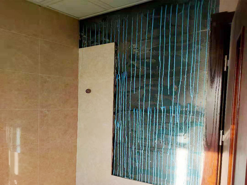 浴室墻磚脫落修補：首先，將破損墻磚取出，用切割機在離損壞的墻磚的四周5到6毫米處切槽，用切割刀將墻磚縫的水泥稍微刮下一些，再用切割刀吧墻磚表面的釉面劃開一道口，以便把墻磚敲碎取出，用錘子把墻磚敲碎后取下來，如果水泥粘得太牢，可以用錘子和鏨子把破損的墻磚剔下。 然后，將磚上的砂漿全部刮干凈，然后在107膠中加入適量的水泥，并攪拌成糊狀。然后在瓷磚的背面涂上薄薄的一層，再將瓷磚粘到之前粘貼的墻面，一會功夫就可粘牢。給瓷磚填縫，按照比例調(diào)勻瓷磚填縫劑，用海綿抹刀將填縫劑抹到墻磚之間的縫隙中;填縫劑半干后，將海綿沾水，把多余的填縫劑擦掉，干燥后完成。