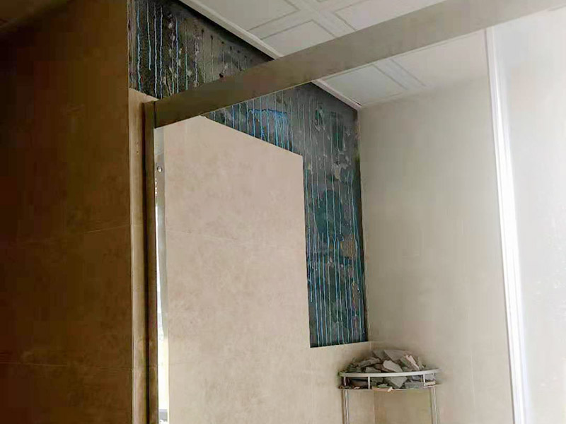 浴室墻磚脫落修補：首先，將破損墻磚取出，用切割機在離損壞的墻磚的四周5到6毫米處切槽，用切割刀將墻磚縫的水泥稍微刮下一些，再用切割刀吧墻磚表面的釉面劃開一道口，以便把墻磚敲碎取出，用錘子把墻磚敲碎后取下來，如果水泥粘得太牢，可以用錘子和鏨子把破損的墻磚剔下。 然后，將磚上的砂漿全部刮干凈，然后在107膠中加入適量的水泥，并攪拌成糊狀。然后在瓷磚的背面涂上薄薄的一層，再將瓷磚粘到之前粘貼的墻面，一會功夫就可粘牢。給瓷磚填縫，按照比例調(diào)勻瓷磚填縫劑，用海綿抹刀將填縫劑抹到墻磚之間的縫隙中;填縫劑半干后，將海綿沾水，把多余的填縫劑擦掉，干燥后完成。