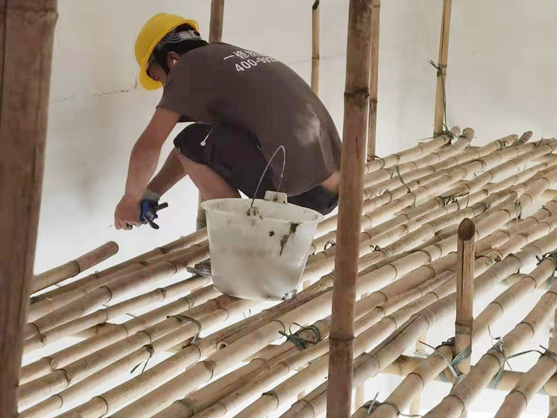 工地墻面搭建施工：腳手架地基與基礎(chǔ)施工，必須根據(jù)腳手架的搭設(shè)高度、搭設(shè)場地的土質(zhì)情況進行處理。 腳手架底座標(biāo)高宜高于自然地坪50mm腳手架基礎(chǔ)必須平整，回填土必須夯實。 立桿（豎管）每根立桿底部應(yīng)設(shè)置底座或墊板。 在刮膩子之前，先用尺子檢測一下墻面的平整度。在施工時，對不平整的地方進行多次涂刮，修補好不平整的區(qū)域。一般膩子刮兩遍即可，每次膩子刮完后要進行打磨，可以讓墻面更加光滑。膩子干透后，再對墻面進行油漆涂刷。底漆要先刷，施工力度要均勻，這樣漆膜厚度也相對一致，然后開始面漆施工。一定要讓漆面自然干透。