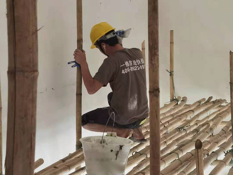 工地墻面搭建施工：腳手架地基與基礎(chǔ)施工，必須根據(jù)腳手架的搭設(shè)高度、搭設(shè)場地的土質(zhì)情況進行處理。 腳手架底座標(biāo)高宜高于自然地坪50mm腳手架基礎(chǔ)必須平整，回填土必須夯實。 立桿（豎管）每根立桿底部應(yīng)設(shè)置底座或墊板。 在刮膩子之前，先用尺子檢測一下墻面的平整度。在施工時，對不平整的地方進行多次涂刮，修補好不平整的區(qū)域。一般膩子刮兩遍即可，每次膩子刮完后要進行打磨，可以讓墻面更加光滑。膩子干透后，再對墻面進行油漆涂刷。底漆要先刷，施工力度要均勻，這樣漆膜厚度也相對一致，然后開始面漆施工。一定要讓漆面自然干透。