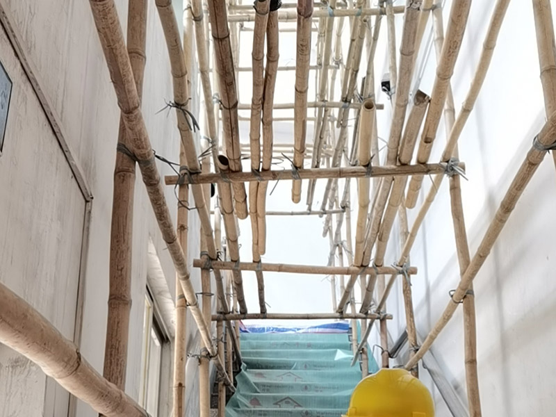 工地墻面搭建施工：腳手架地基與基礎(chǔ)施工，必須根據(jù)腳手架的搭設(shè)高度、搭設(shè)場地的土質(zhì)情況進行處理。 腳手架底座標(biāo)高宜高于自然地坪50mm腳手架基礎(chǔ)必須平整，回填土必須夯實。 立桿（豎管）每根立桿底部應(yīng)設(shè)置底座或墊板。 在刮膩子之前，先用尺子檢測一下墻面的平整度。在施工時，對不平整的地方進行多次涂刮，修補好不平整的區(qū)域。一般膩子刮兩遍即可，每次膩子刮完后要進行打磨，可以讓墻面更加光滑。膩子干透后，再對墻面進行油漆涂刷。底漆要先刷，施工力度要均勻，這樣漆膜厚度也相對一致，然后開始面漆施工。一定要讓漆面自然干透。