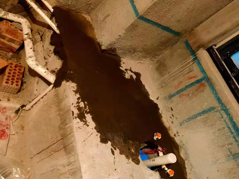 衛(wèi)生間改造施工：衛(wèi)生間改造中水電的改造尤為重要且需要最早開始著手，由于會涉及到浴霸采暖、燈光的線路走向、水管的入墻等問題，所以在改造之前需制定一個詳細(xì)的水電走向設(shè)計，從而提高安全質(zhì)量以及滿足裝修業(yè)主們生活的需要。 其次就是需要對其做相應(yīng)的防水處理。因為在日常的家庭中，衛(wèi)生間的水是處處可見的，非常潮濕。衛(wèi)生間內(nèi)的防水涂料是由地面延伸到墻面的，涂刷過程中精良的保證厚度均勻。還需要處理好地面和墻面交界處的各類管件的涂刷。待防水處理完全確定后，等待地面干透就可以做后續(xù)的工程了。這里要著重提醒，衛(wèi)生間下水口位置的防水要特別處理好，保證今后的檢查與維修。