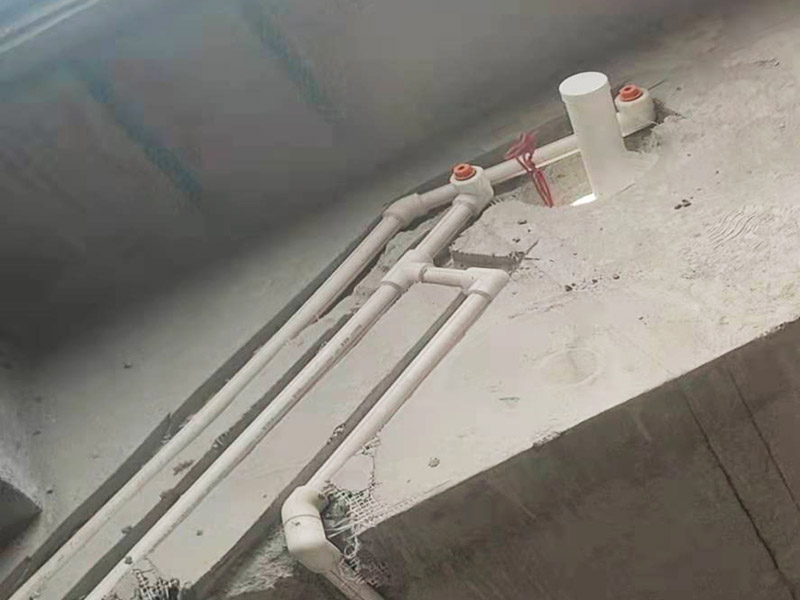 衛(wèi)生間改造施工：衛(wèi)生間改造中水電的改造尤為重要且需要最早開始著手，由于會涉及到浴霸采暖、燈光的線路走向、水管的入墻等問題，所以在改造之前需制定一個詳細(xì)的水電走向設(shè)計，從而提高安全質(zhì)量以及滿足裝修業(yè)主們生活的需要。 其次就是需要對其做相應(yīng)的防水處理。因為在日常的家庭中，衛(wèi)生間的水是處處可見的，非常潮濕。衛(wèi)生間內(nèi)的防水涂料是由地面延伸到墻面的，涂刷過程中精良的保證厚度均勻。還需要處理好地面和墻面交界處的各類管件的涂刷。待防水處理完全確定后，等待地面干透就可以做后續(xù)的工程了。這里要著重提醒，衛(wèi)生間下水口位置的防水要特別處理好，保證今后的檢查與維修。