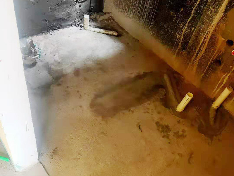 衛(wèi)生間改造施工：衛(wèi)生間改造中水電的改造尤為重要且需要最早開始著手，由于會涉及到浴霸采暖、燈光的線路走向、水管的入墻等問題，所以在改造之前需制定一個詳細(xì)的水電走向設(shè)計，從而提高安全質(zhì)量以及滿足裝修業(yè)主們生活的需要。 其次就是需要對其做相應(yīng)的防水處理。因為在日常的家庭中，衛(wèi)生間的水是處處可見的，非常潮濕。衛(wèi)生間內(nèi)的防水涂料是由地面延伸到墻面的，涂刷過程中精良的保證厚度均勻。還需要處理好地面和墻面交界處的各類管件的涂刷。待防水處理完全確定后，等待地面干透就可以做后續(xù)的工程了。這里要著重提醒，衛(wèi)生間下水口位置的防水要特別處理好，保證今后的檢查與維修。