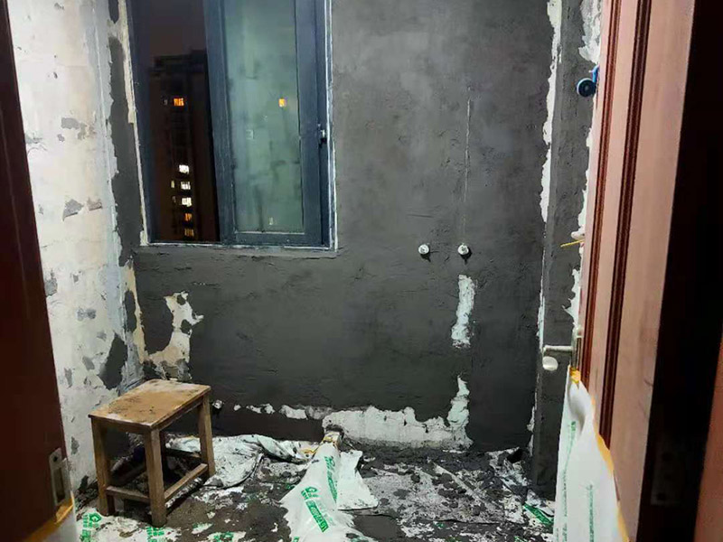 廁所墻面刷防水:廚衛(wèi)空間管道較多，由于上下水流的通過，管道長(zhǎng)期震動(dòng)容易出現(xiàn)裂紋造成滲漏，且建筑沉降時(shí)易造成管口松動(dòng)而導(dǎo)致漏水。 陰陽(yáng)角要做圓弧形處理，即將L型部位處理成C型，避免涂刷防水材料的時(shí)候造成陰角堆積、陽(yáng)角漏涂等情況. 找平層的施工要注意，在防水層完工至少24h后再進(jìn)行。且找平層的施工不能破壞防水層，特別是防水層為柔韌性防水材料是。避免尖銳碎片在找平層中導(dǎo)致防水層刺穿漏水. 瓷磚膠層不同于普通河沙水泥：普通河沙水泥采用背貼法。形成的是非連續(xù)、有空鼓的粘結(jié)層。而瓷磚膠采用齒型刮板刮成連續(xù)的瓷磚膠粘結(jié)層，且瓷磚膠具有一定柔韌性能抵抗震動(dòng)和收縮。添加劑中的乳膠粉在粘結(jié)面能形成連續(xù)的聚合物層，不僅提高了粘結(jié)性能，而且具有一定的防水性能。