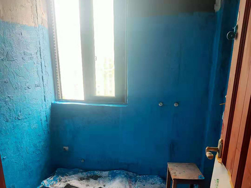 廁所墻面刷防水:廚衛(wèi)空間管道較多，由于上下水流的通過，管道長(zhǎng)期震動(dòng)容易出現(xiàn)裂紋造成滲漏，且建筑沉降時(shí)易造成管口松動(dòng)而導(dǎo)致漏水。 陰陽(yáng)角要做圓弧形處理，即將L型部位處理成C型，避免涂刷防水材料的時(shí)候造成陰角堆積、陽(yáng)角漏涂等情況. 找平層的施工要注意，在防水層完工至少24h后再進(jìn)行。且找平層的施工不能破壞防水層，特別是防水層為柔韌性防水材料是。避免尖銳碎片在找平層中導(dǎo)致防水層刺穿漏水. 瓷磚膠層不同于普通河沙水泥：普通河沙水泥采用背貼法。形成的是非連續(xù)、有空鼓的粘結(jié)層。而瓷磚膠采用齒型刮板刮成連續(xù)的瓷磚膠粘結(jié)層，且瓷磚膠具有一定柔韌性能抵抗震動(dòng)和收縮。添加劑中的乳膠粉在粘結(jié)面能形成連續(xù)的聚合物層，不僅提高了粘結(jié)性能，而且具有一定的防水性能。