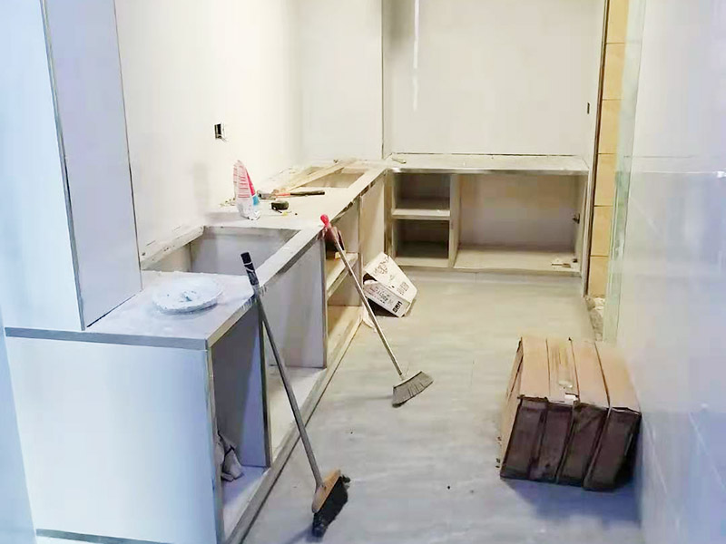 廚房櫥柜定制安裝：初次測量應(yīng)該在水電改造之前，水電工、工長最好都在場，要結(jié)合廚房的水電布局，綜合考慮，是否需要對水電管道進行改裝等。并告知道設(shè)計師自己需要的廚電與打算放置的位置。此次測量后，設(shè)計師根據(jù)廚房空間設(shè)計出整體櫥柜的雛形以及廚房的水電改造圖紙。水電施工工人根據(jù)圖紙施工。 二次測量的時間一般都在水電改造、墻地磚施工完成之后。這次測量，數(shù)據(jù)一定要精確，廚電位置與尺寸也要確定下來。設(shè)計師需要根據(jù)測量結(jié)果，出定制櫥柜的最終精確設(shè)計圖。