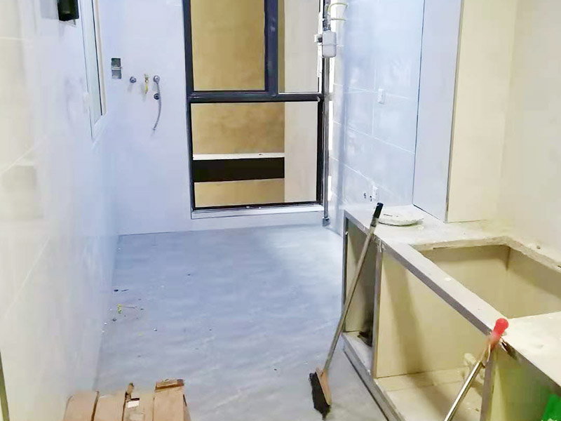 廚房櫥柜定制安裝：初次測量應(yīng)該在水電改造之前，水電工、工長最好都在場，要結(jié)合廚房的水電布局，綜合考慮，是否需要對水電管道進行改裝等。并告知道設(shè)計師自己需要的廚電與打算放置的位置。此次測量后，設(shè)計師根據(jù)廚房空間設(shè)計出整體櫥柜的雛形以及廚房的水電改造圖紙。水電施工工人根據(jù)圖紙施工。 二次測量的時間一般都在水電改造、墻地磚施工完成之后。這次測量，數(shù)據(jù)一定要精確，廚電位置與尺寸也要確定下來。設(shè)計師需要根據(jù)測量結(jié)果，出定制櫥柜的最終精確設(shè)計圖。