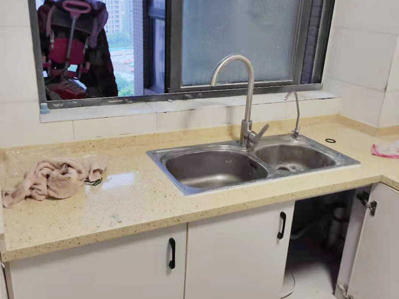 廚房櫥柜定制安裝：初次測量應(yīng)該在水電改造之前，水電工、工長最好都在場，要結(jié)合廚房的水電布局，綜合考慮，是否需要對水電管道進行改裝等。并告知道設(shè)計師自己需要的廚電與打算放置的位置。此次測量后，設(shè)計師根據(jù)廚房空間設(shè)計出整體櫥柜的雛形以及廚房的水電改造圖紙。水電施工工人根據(jù)圖紙施工。 二次測量的時間一般都在水電改造、墻地磚施工完成之后。這次測量，數(shù)據(jù)一定要精確，廚電位置與尺寸也要確定下來。設(shè)計師需要根據(jù)測量結(jié)果，出定制櫥柜的最終精確設(shè)計圖。